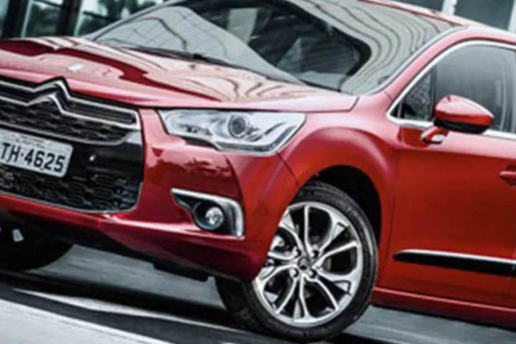 Citröen DS4: estilo moderno traz elementos criativos, como os vários vincos distribuídos pela carroceria e o recorte da abertura das (pequenas) portas traseiras (Divulgação)