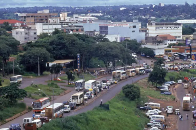 Ônibus e automóveis que se dirigem à cidade paraguaia de Ciudad del Este (Arquivo/ Veja)