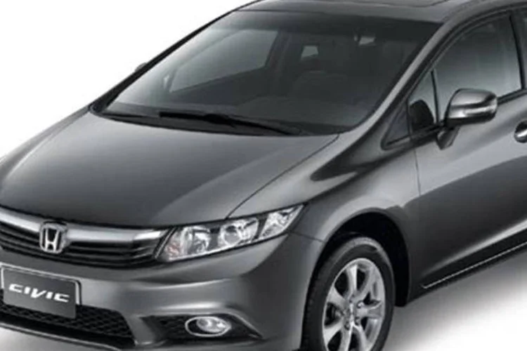 
	Honda Civic: vers&atilde;o LXS traz Bluetooth, chave do tipo canivete, revestimento da parte interna da tampa do porta-malas e c&acirc;mbio manual de seis velocidades
 (Divulgação)