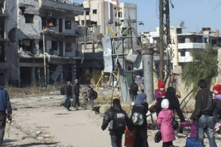 
	Civis durante evacua&ccedil;&atilde;o de Homs: decis&atilde;o vai permitir a retirada de civis e a chegada de ajuda adicional ao local
 (Yazan Homsy/Reuters)