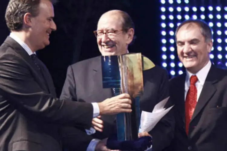 O presidente do Conselho de Administração do Grupo Abril, Roberto Civita, recebe troféu das mãos do presidente da Abap, Luiz Lara (.)