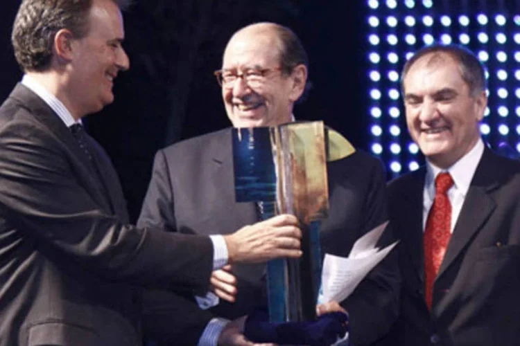 O presidente do Conselho de Administração do Grupo Abril, Roberto Civita, recebe troféu das mãos do presidente da Abap, Luiz Lara (.)