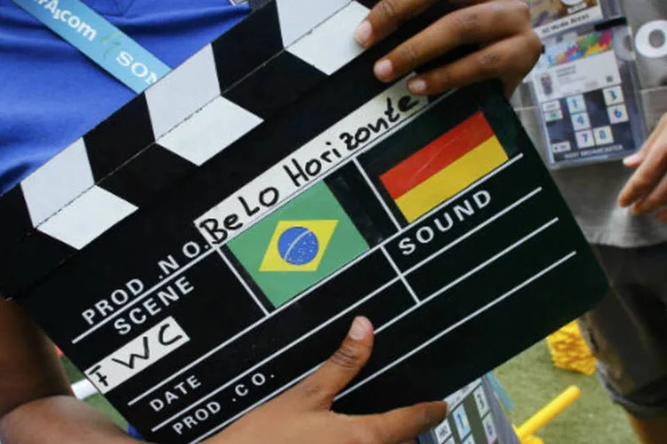Claquete com desenhos das bandeiras do Brasil e da Alemanha (Kai Pfaffenbach/Reuters)