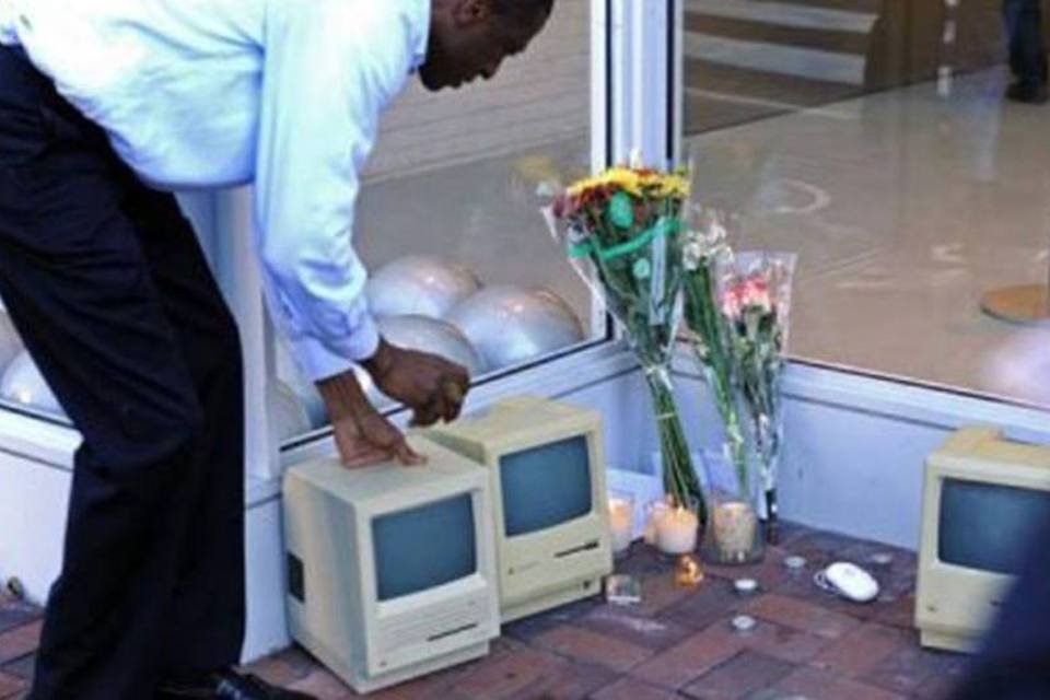 Velhos Mac, iPod e maçã fazem parte de ritual de adeus a Jobs