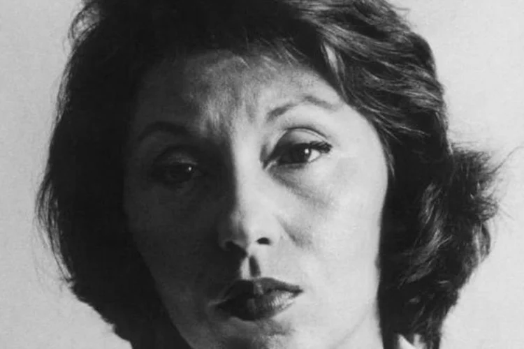 A iniciativa é da Rocco, que escolheu homenagear a maior estrela do catálogo nacional da editora, Clarice, no dia de seu aniversário (Claudia Andujar/Veja)