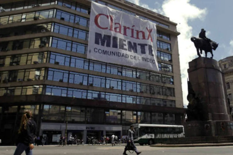 
	Faixa com os dizeres &quot;Clar&iacute;n mente&quot;: o governo argentino estuda se vai apresentar um novo recurso para tentar fazer com que a lei passe diretamente &agrave; Suprema Corte
 (REUTERS/Marcos Brindicci)