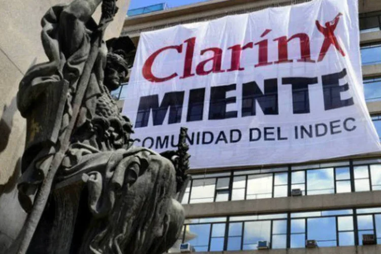 
	Faixa contra o Clar&iacute;n colocada no pr&eacute;dio do Instituto Nacional de Estat&iacute;sticas: a decis&atilde;o judicial &eacute; mais um cap&iacute;tulo da queda de bra&ccedil;o entre o Clar&iacute;n e Cristina Kirchner
 (AFP/Daniel García)