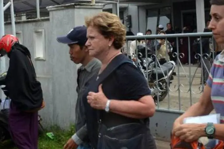 Clarisse Gularte, mãe de Rodrigo Gularte, deixa a prisão de Cilacap após visitar o filho (Dida Nuswantara/AFP)