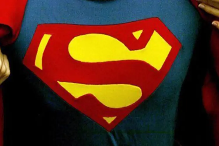 O uniforme utilizado pelo ator Christopher Reeve no filme "Superman" (Jim Watson/AFP)