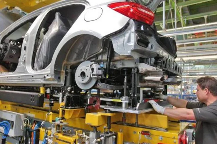
	Trabalhador em f&aacute;brica da Mercedes: o programa, anunciado pelo governo no in&iacute;cio de julho, permite a redu&ccedil;&atilde;o da jornada de trabalho e dos sal&aacute;rios dos empregados na ind&uacute;stria em at&eacute; 30% em tempos de crise ou de queda expressiva de produ&ccedil;&atilde;o
 (Thomas Niedermueller/Getty Images)