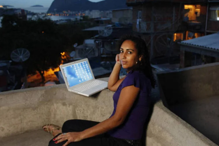 Simone Reis, a carioca que vende até lingerie da Victoria's Secret pela internet: sua receita com a web é o dobro do salário como ajudante de cozinha em um restaurante (Eduardo Monteiro/EXAME.com)