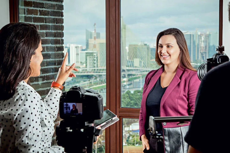 Claudia Formiga (de frente), gerente de comunicação para a América Latina da GE, durante uma produção de vídeo: a websérie sobre cultura organizacional da empresa foi vista por mais de 2.500 funcionários (Marcelo Spatafora / VOCÊ RH)