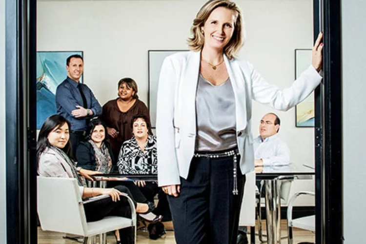 Claudia Pohlmann, diretora de RH da DuPont, à frente de um grupo de funcionários: para melhorar a qualidade da avaliação, todos  fazem um curso que os ensina a escrever seus objetivos (Omar Paixão)