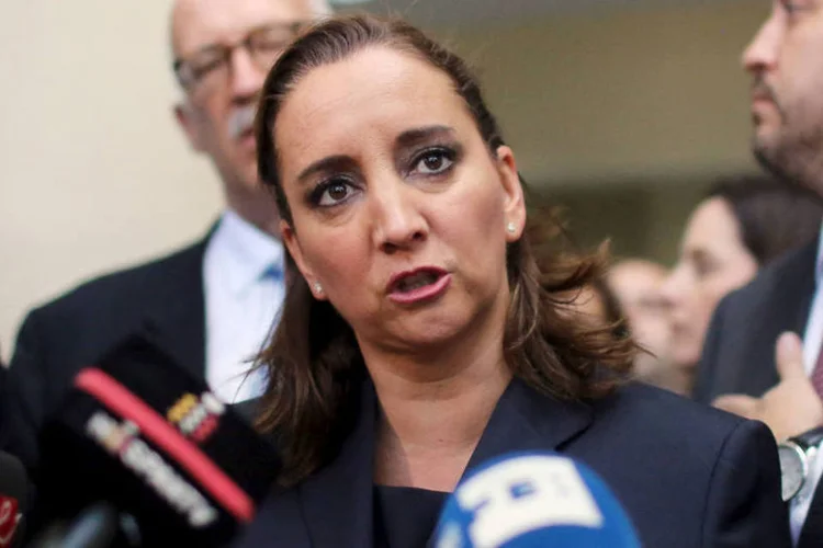 
	Claudia Ruiz Massieu, ministra das Rela&ccedil;&otilde;es Exteriores do M&eacute;xico: a chanceler mexicana revelou ontem que esperava na pr&oacute;xima quarta-feira a chegada dos restos dos oito turistas
 (Reuters / Asmaa Waguih)