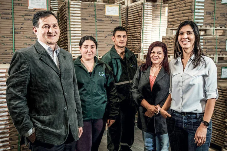 Clécio Chiamulera, diretor da Ibema, com alguns dos vencedores do Programa Inspiração: a empresa já recebeu 1 673 sugestões de melhorias (Marcelo Almeida / VOCÊ RH)
