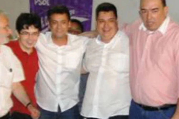 
	Cl&eacute;cio Lu&iacute;s (centro), o novo prefeito de Macap&aacute;: emocionado, ele disse que o povo escreveu neste domingo (28) uma nova p&aacute;gina da hist&oacute;ria
 (Divulgação/PSOL Amapá)