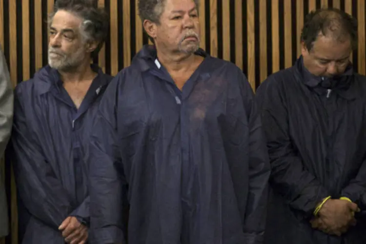 
	Ariel Castro, Pedro Castro e Onil Castro aparecem em um tribunal de Cleveland, em Ohio
 (John Gress/Reuters)