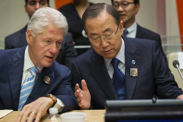 Bill Clinton e o secretário-geral da ONU, Ban Ki-moon: Clinton disse que Mandela, ainda hospitalizado, ficou marcado pelos 27 anos de calvário na prisão de Robben Island. (REUTERS/Lucas Jackson)