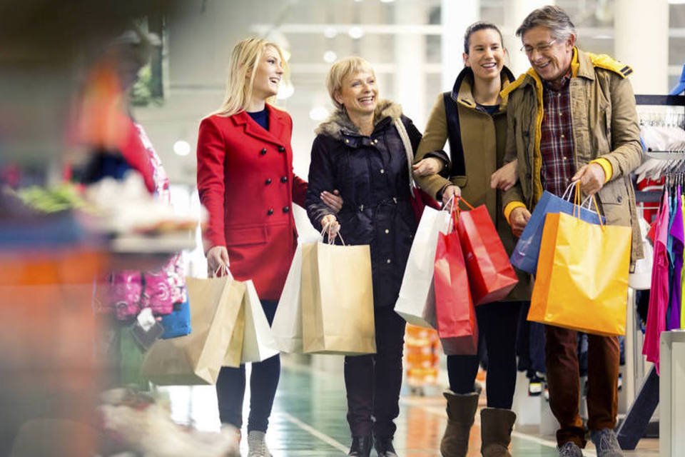 Clientes em shopping: setor pode se beneficiar da queda de juros (Thinkstock)