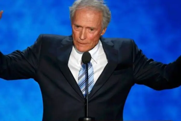 
	Clint Eastwood: ator aplicou a manobra de Heimlich, que consiste em abra&ccedil;ar a pessoa por atr&aacute;s e pression&aacute;-la sob o esterno
 (Mike Segar/Reuters)