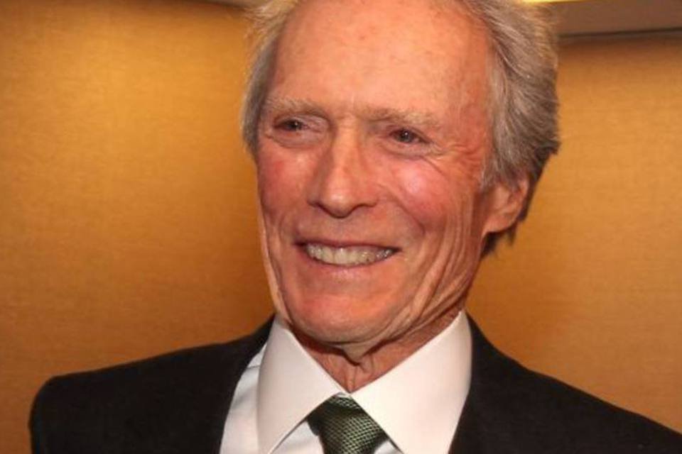 Clint Eastwood anuncia seu apoio a Mitt Romney