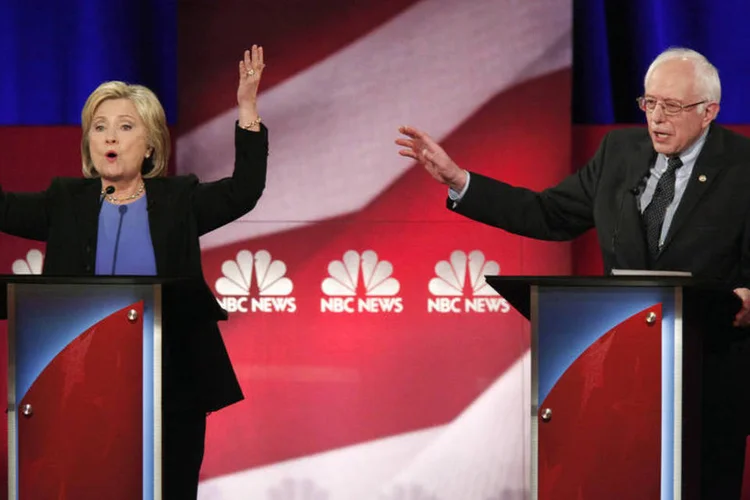 
	Hillary Clinton e Bernie Sanders: &quot;Iremos, se eleito presidente, investir muito dinheiro na sa&uacute;de mental&quot;, afirmou Sanders, e em seguida fez uma piada
 (Randall Hill / Reuters)
