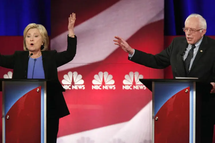 
	Hillary Clinton e Bernie Sanders: a candidata conta com 45% do apoio em Iowa e o candidato est&aacute; bem perto da ex-secret&aacute;ria de Estado com 42%
 (Randall Hill / Reuters)