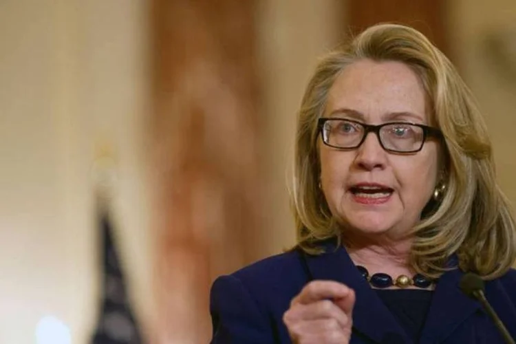 
	Depois de co&aacute;gulo na cabe&ccedil;a, Hillary Clinton est&aacute; sofrendo com vis&atilde;o dupla
 (AFP/ Nicholas Kamm)