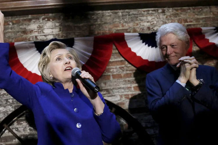 
	Hillary e Bill Clinton: &quot;se tiver a sorte de ser presidente e ele de ser o &#39;primeiro-cavalheiro&#39;, espero que ele se ponha a trabalhar para que sal&aacute;rios subam&quot;
 (Mike Segar / Reuters)