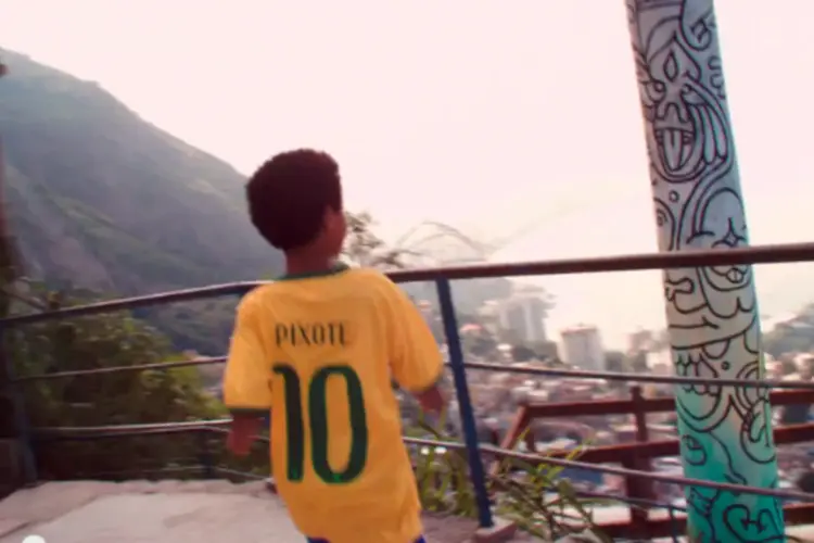 "The Game": clipe retrata a paixão do brasileiro pelo esporte (Reprodução/YouTube/kellyrowlandVEVO)