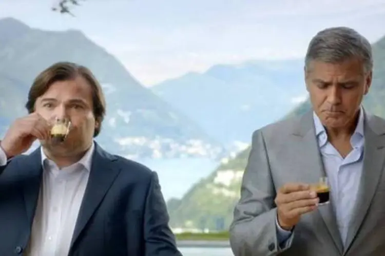 
	Em pe&ccedil;a publicit&aacute;ria da Nespresso, George Clooney disputar&aacute; a aten&ccedil;&atilde;o com o ator Jack Black
 (Reprodução/YouTube)