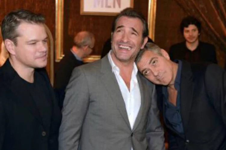 O diretor George Clooney (D) com os atores Matt Damon (E) e Jean Dujardin (C): filme relata busca de obras roubadas pelos nazistas durante a Segunda Guerra (Eric Feferberg/AFP)