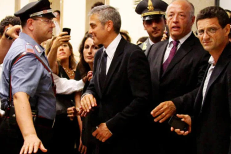 Ator americano George Clooney comparece a tribunal em meio a autoridades, fotógrafos e fans: linha de moda teria usado seu nome sem permissão (.)