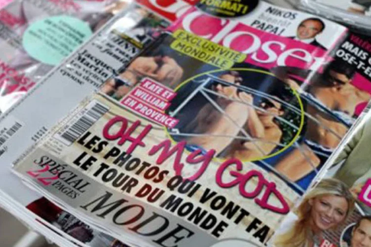 
	C&oacute;pias da revista francesa Closer: &quot; [essas fotos]&nbsp;mostram uma jovem mulher tomando sol com os peitos nus, como se v&ecirc; milh&otilde;es de mulheres nas praias&quot;, disse a revista
 (Thomas Samson/AFP)
