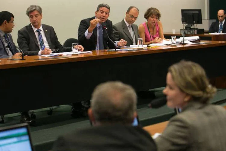 
	CMO: o presidente do Congresso, Renan Calheiros, quer que o tema seja votado diretamente no plen&aacute;rio da Casa e n&atilde;o na Comiss&atilde;o
 (Fabio Rodrigues Pozzebom/Agência Brasil)