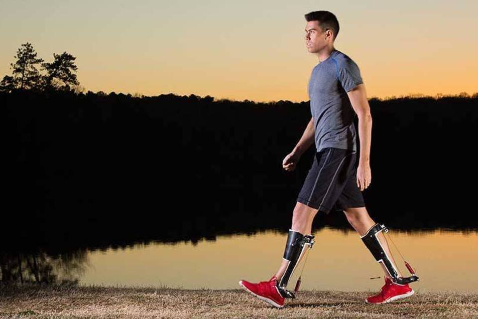 Walking Assisting Clutch: um par de exoesqueletos sem baterias e sem motor ajuda na caminhada (Stephen Thrift / Carnegie Mellon University)