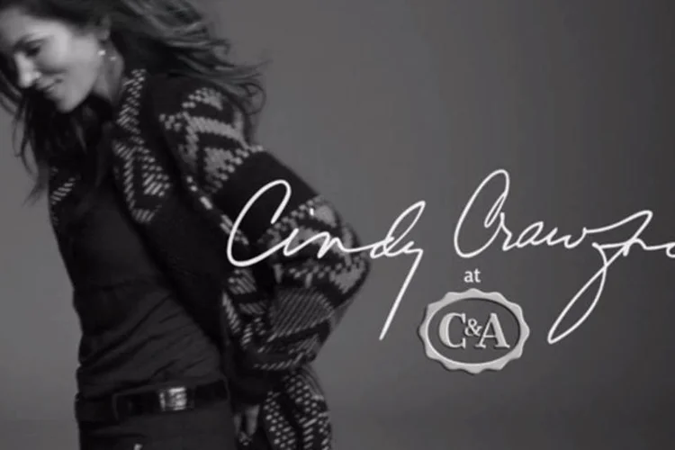 
	Campanha da cole&ccedil;&atilde;o exclusiva desenhada pela modelo Cindy Crawford para a marca C&amp;A: &quot;meu objetivo foi criar uma moda c&ocirc;moda, que possa ser usada diariamente&quot;, disse a modelo&nbsp;
 (Reprodução/Youtube)