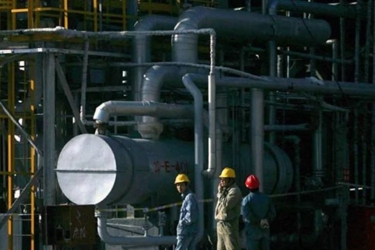 
	F&aacute;brica da CNPC: o minist&eacute;rio disse que a CNPC foi multada em 82.500 d&oacute;lares e condenada a corrigir o &quot;comportamento ilegal&quot; em seu campo de petr&oacute;leo
 (Guang Niu/Getty Images)