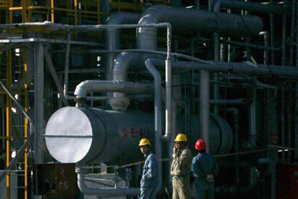 Grupo petroleiro chinês suspende operações na Líbia