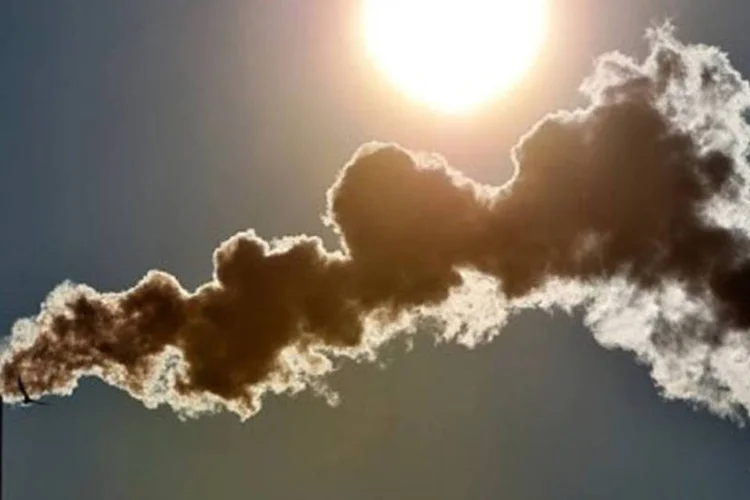 
	Fuma&ccedil;a: segundo a ONU, caso n&atilde;o sejam adotadas medidas urgentes, o aumento m&eacute;dio da temperatura do planeta durante este s&eacute;culo ser&aacute; de 3 a 5 graus (Philippe Huguen/AFP)