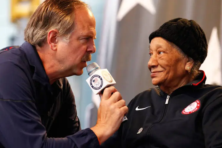 Medalhista olímpica Alice Coachman concede uma entrevista em abril de 2012, em Nova York (Jeff Zelevansky/Getty Images for USOC)