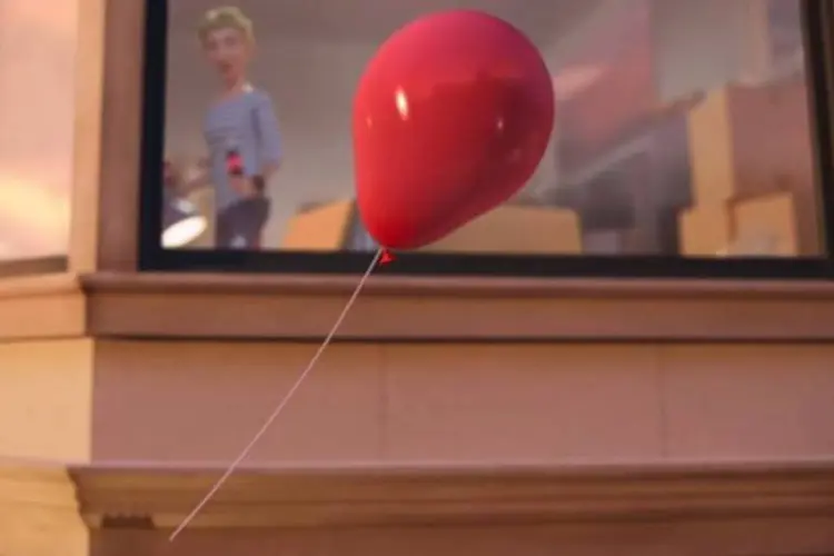 Coca-Cola usa balão em anúncio: não é por acaso que novo filme é intitulado "Building" (Reprodução/YouTube/Coca-Cola)