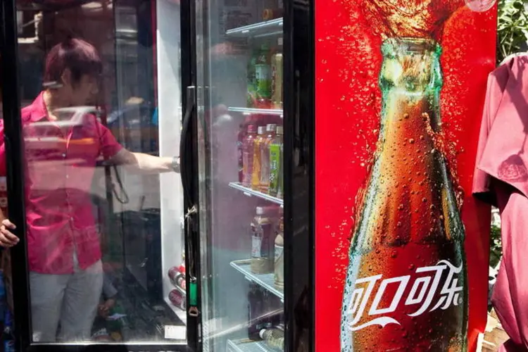
	Geladeira da Coca-Cola em uma loja de Pequim: vendas no pa&iacute;s aumentaram devido o marketing em torno do Ano Novo Chin&ecirc;s
 (Raul Vasquez/Bloomberg)
