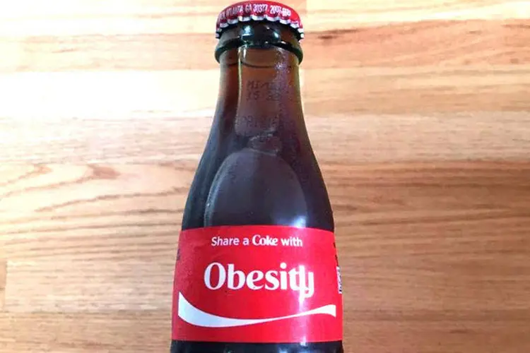 Campanha contra a Coca-Cola: palavra "obesidade" no rótulo (Reprodução)