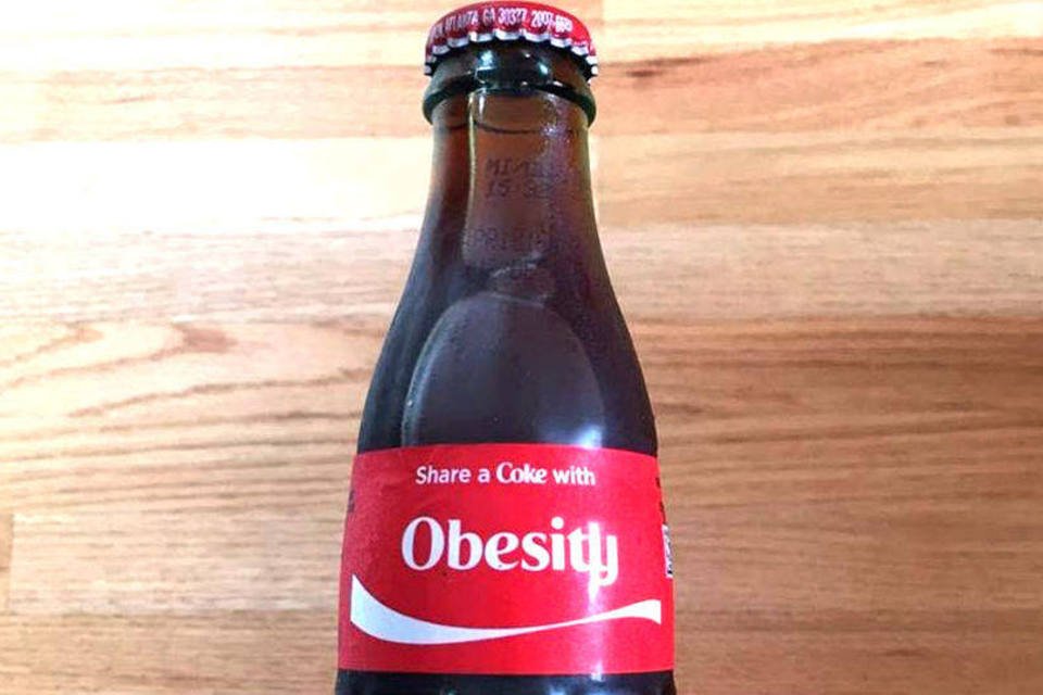 Campanha põe palavra 'obesidade' em garrafas de Coca-Cola