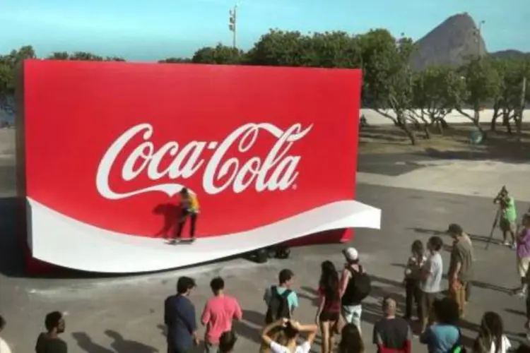 Outdoor interativo: pista explora sinuosidade da clássica faixa branca do logo da Coca-Cola (Reprodução/YouTube/Coca-Cola)