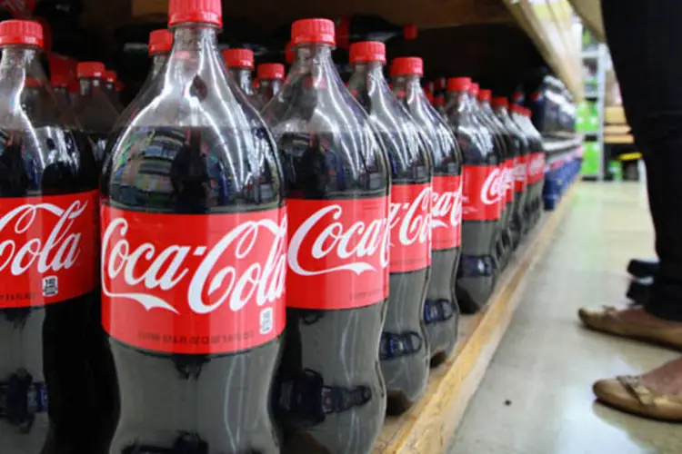 
	Coca-cola em g&ocirc;ndola no supermercado: a fabricante de refrigerantes emitiu por&ccedil;&otilde;es iguais de US$ 500 milh&otilde;es de t&iacute;tulos a taxas fixas e flutuantes com vencimento em 2016
 (Getty Images)