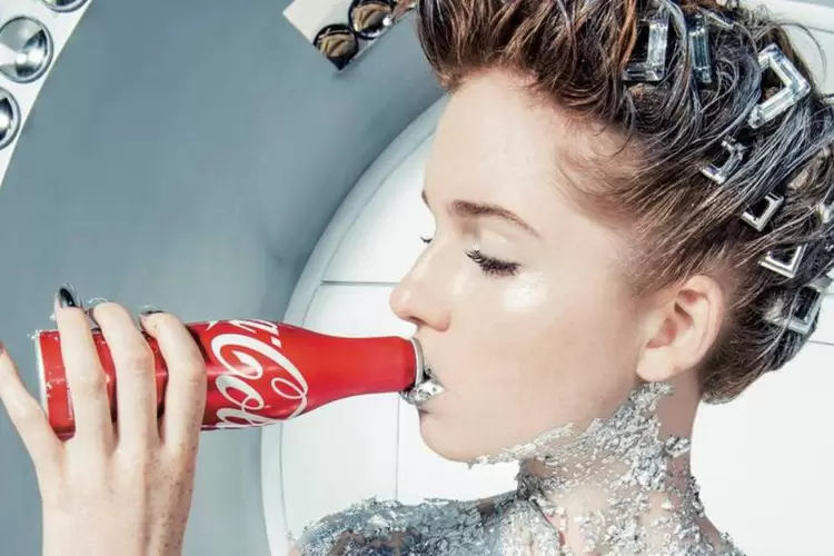 
	Campanha da Coca-Cola para Vogue: no ensaio, roupas, acess&oacute;rios, maquiagem, cabelos e cen&aacute;rio aludem ao metal
 (Divulgação/Coca-Cola)