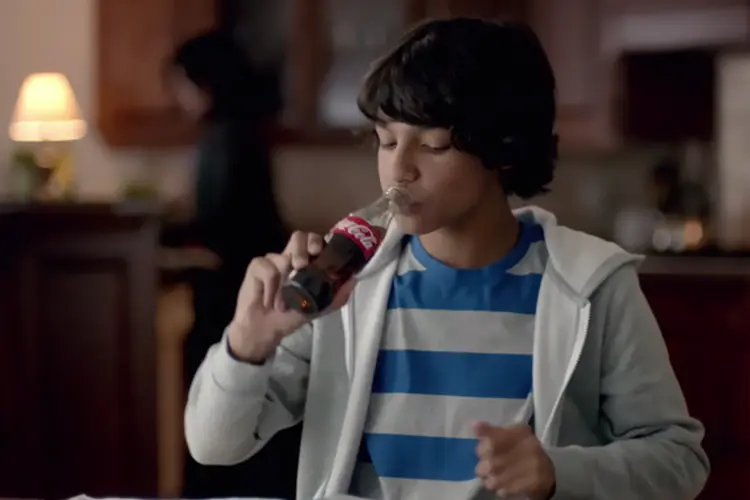 Anúncio de Natal de Coca-Cola e Walmart: vídeo mostra esforço do garoto para conseguir bicicleta (Reprodução/YouTube/Coca-Cola)