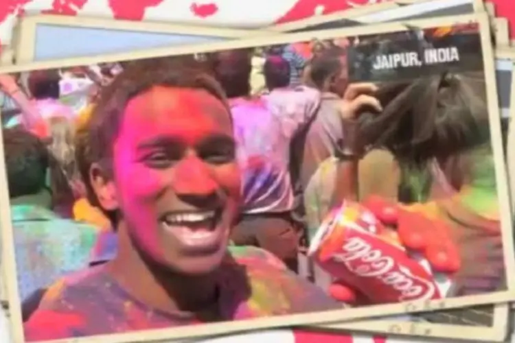 Duane: jovem resolveu viajar pelo mundo e documentar Coca-Cola em diversos países (Reprodução)